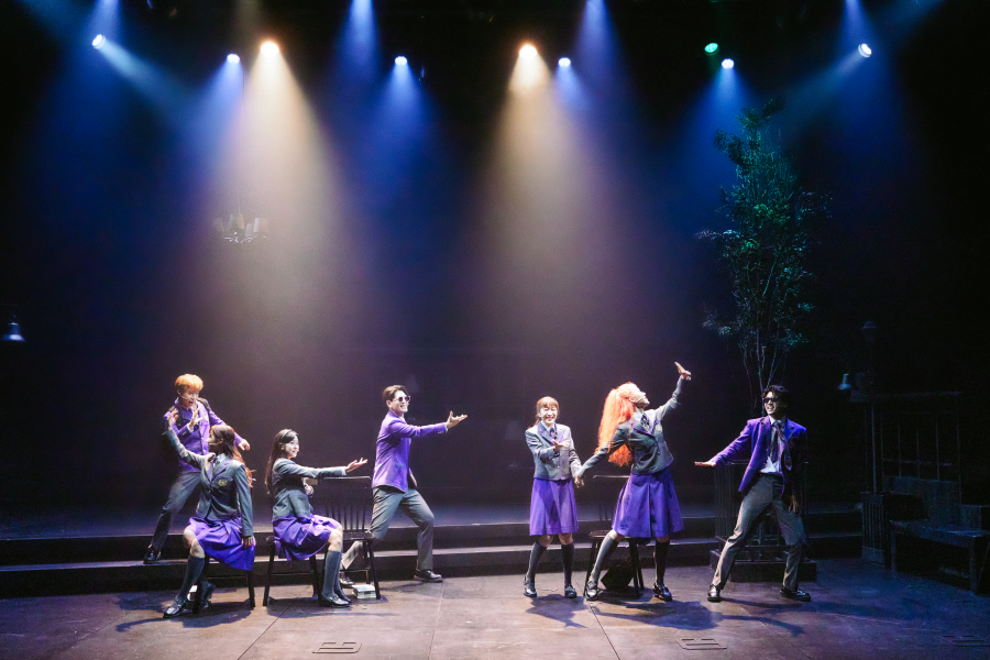 타오르는 어둠 속에서