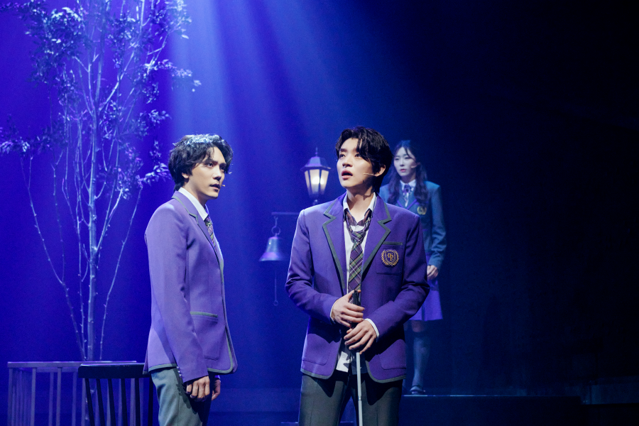 타오르는 어둠 속에서