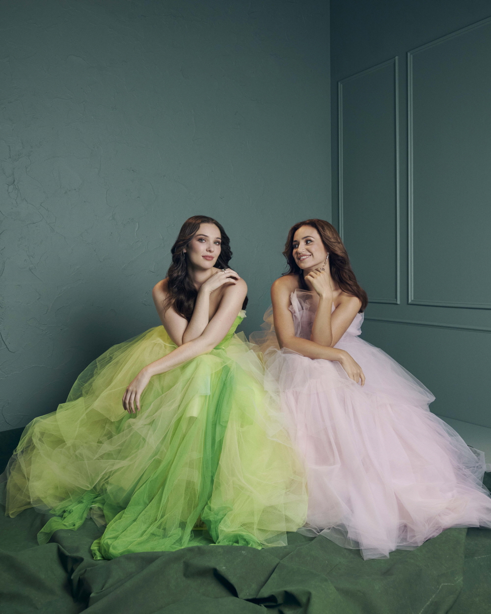 엘파바 역의 셰리든 아담스 -  글린다 역의 코트니 몬스마