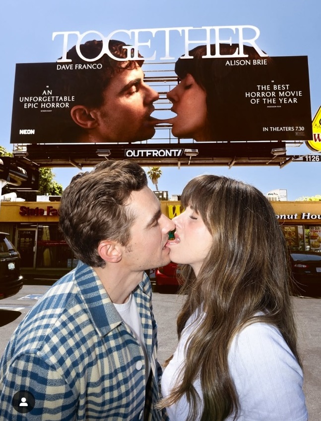 부부는 '영화 홍보 중'