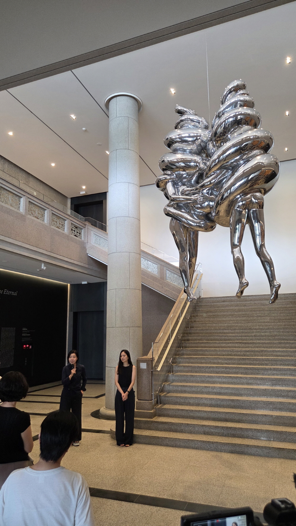 '커플'  아래서 전시회를 설명 중인 김성원 부관장 - 이진아 큐레이터 ⓒThe Easton Foundation