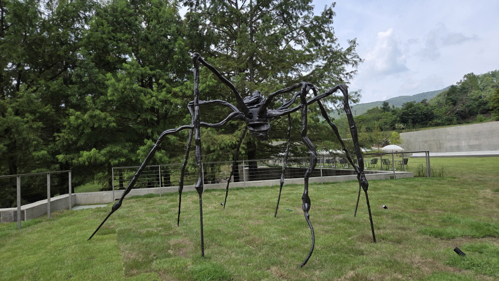 루이즈 부르주아 '마망'