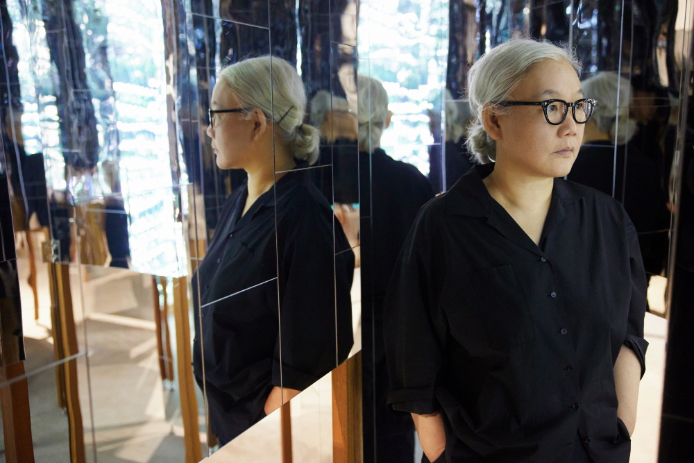 《이불: 1998년 이후》 전시장에서 이불 작가