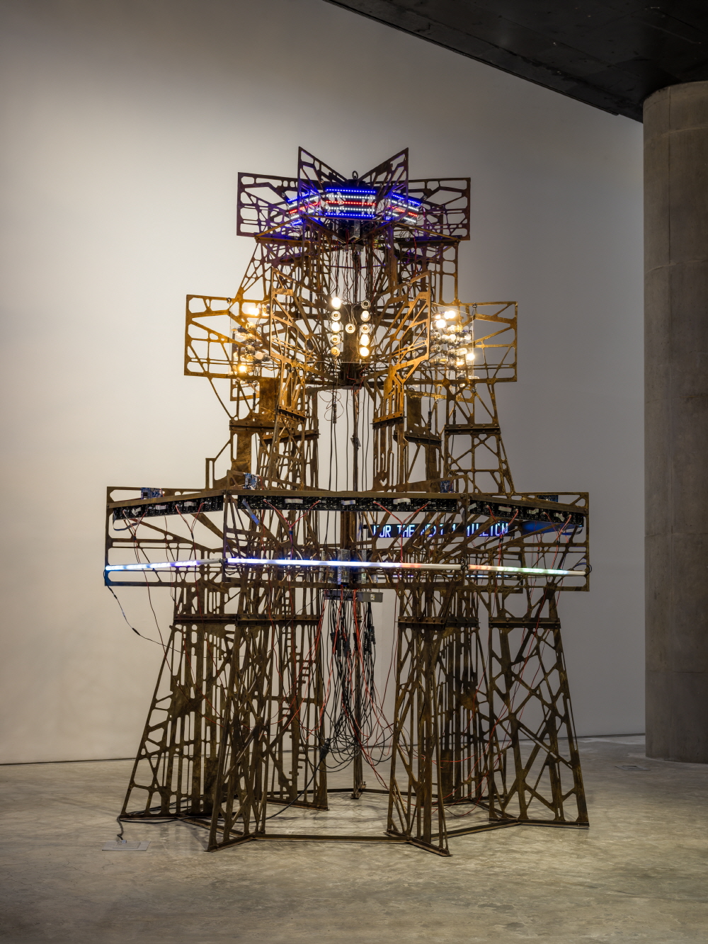 '오바드 V'(2019)는 남북간 평화무드가 조성되며 비무장지대에서 철거한 초소 자재로 만든 작품이다.