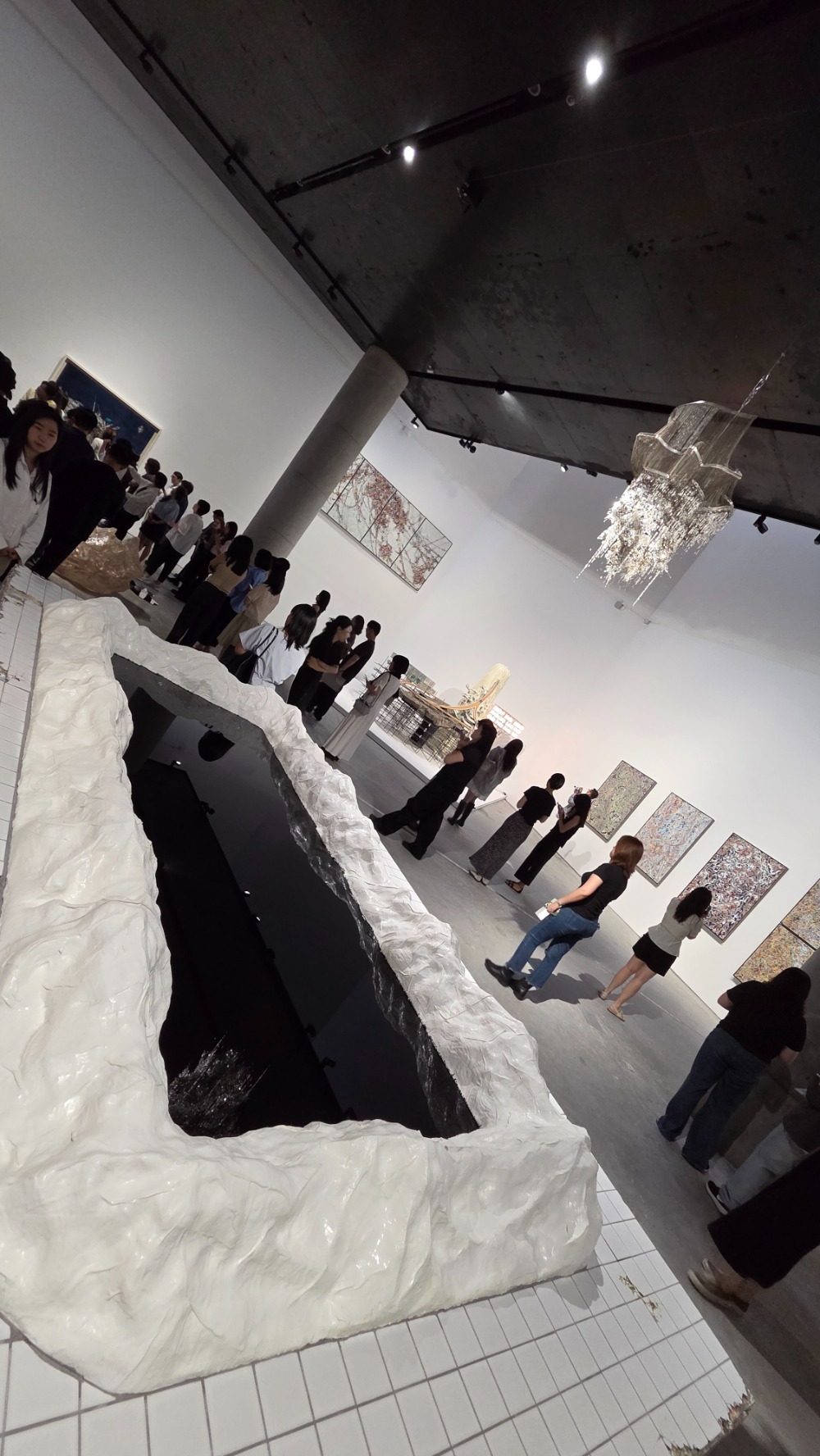 고(故) 박종철 고문치사 사건을 떠올리게 하는 욕조 형상의 작품도 관람객을 맞이한다.