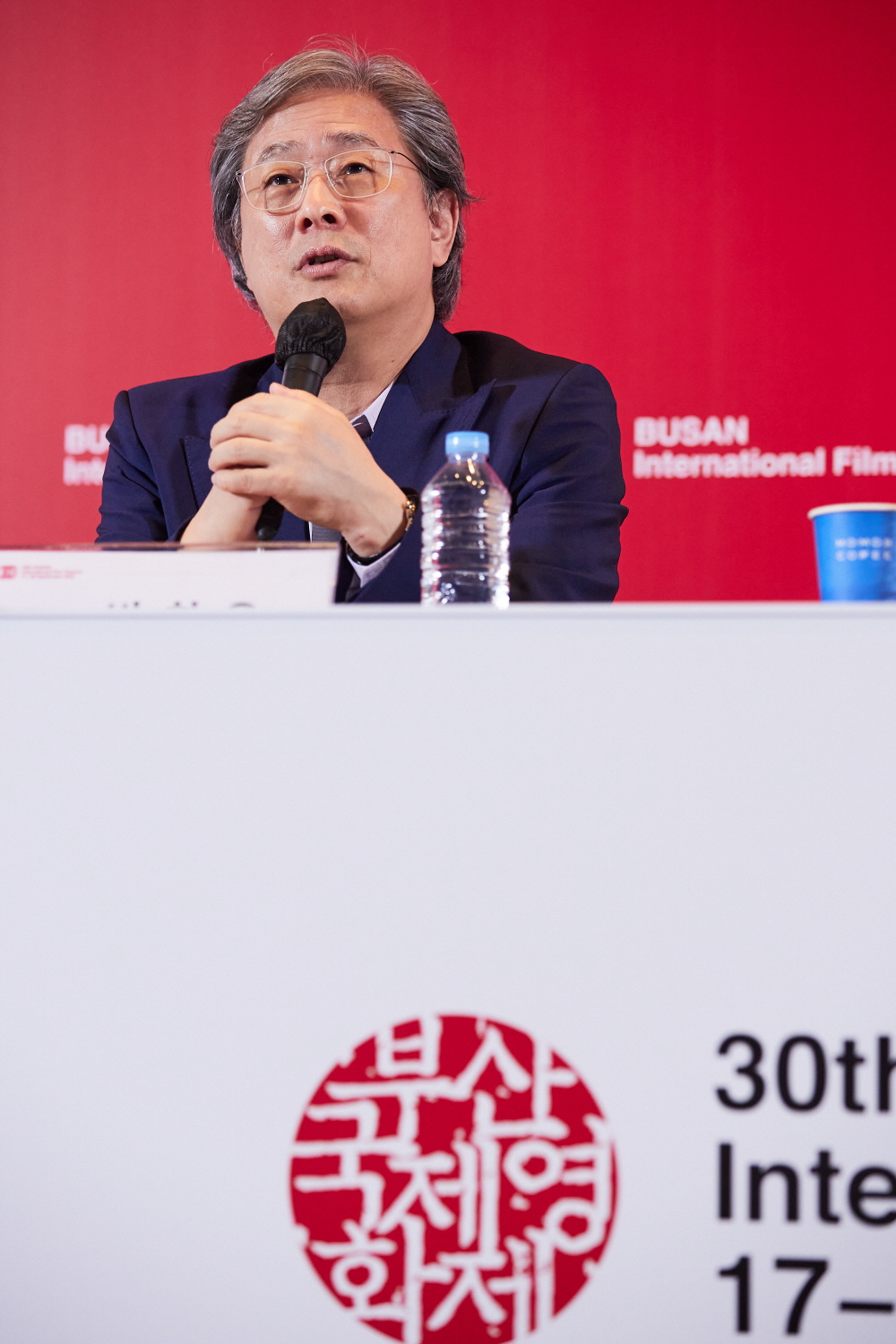 개막작 '어쩔수가없다' 기자회견 현장 