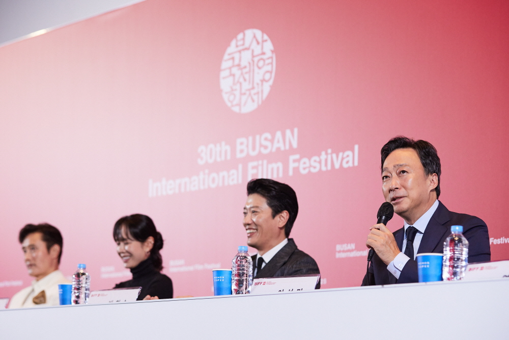 개막작 '어쩔수가없다' 기자회견 현장 