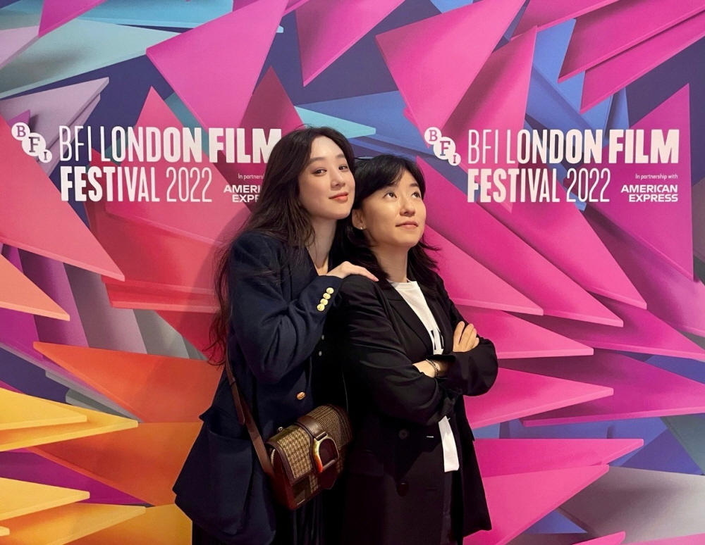 하얀 차를 탄 여자