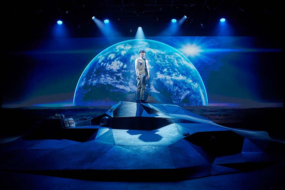 비하인드 더 문