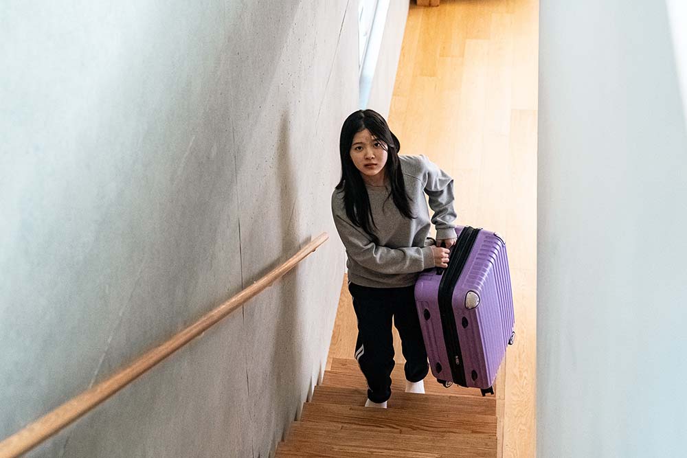 캐리어를 끄는 소녀