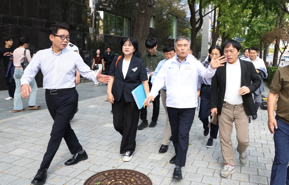 ‘2026 강남페스티벌’ 행사 안전점검 중인 박상원 조직위원장 - 김현기 강남구청장