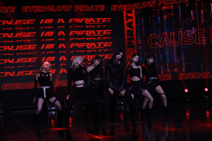 미니앨범  'Return of The Girl' 발매 쇼케이스 '타이틀곡 'Pirate' 무대 (2021)