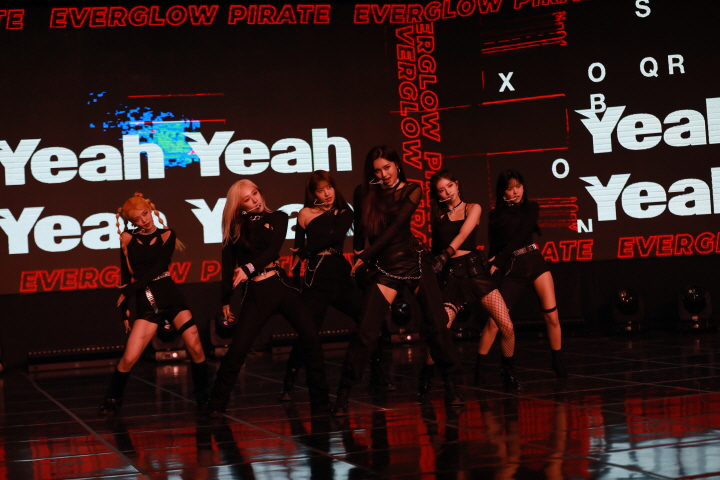 미니앨범  'Return of The Girl' 발매 쇼케이스 '타이틀곡 'Pirate' 무대 (2021)