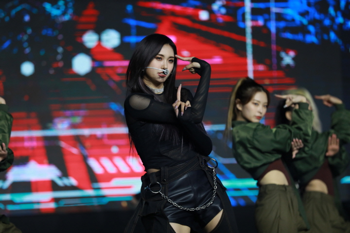 미니앨범  'Return of The Girl' 발매 쇼케이스 '타이틀곡 'Pirate' 무대 (2021)