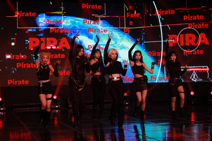 미니앨범  'Return of The Girl' 발매 쇼케이스 '타이틀곡 'Pirate' 무대 (2021)