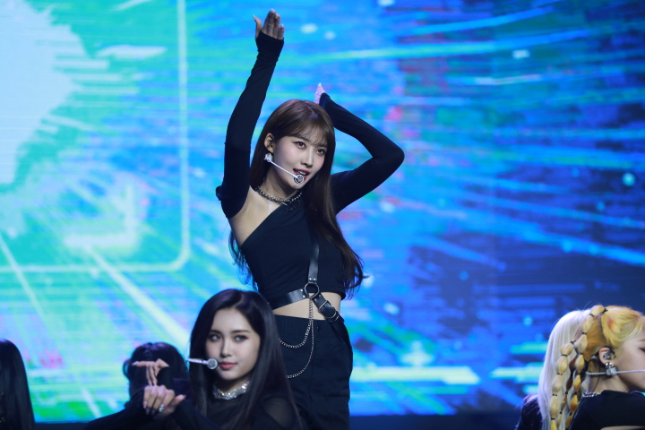 미니앨범  'Return of The Girl' 발매 쇼케이스 '타이틀곡 'Pirate' 무대 (2021)