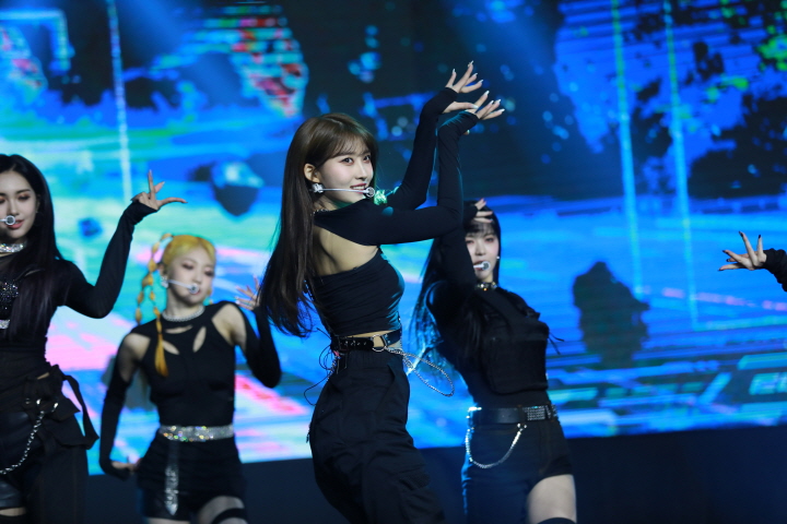 미니앨범  'Return of The Girl' 발매 쇼케이스 '타이틀곡 'Pirate' 무대 (2021)