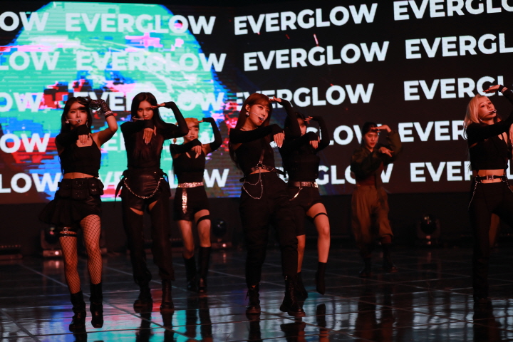 미니앨범  'Return of The Girl' 발매 쇼케이스 '타이틀곡 'Pirate' 무대 (2021)