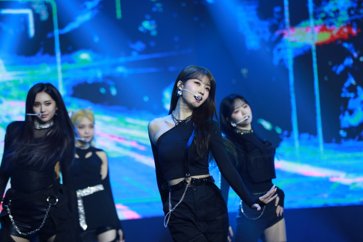 미니앨범  'Return of The Girl' 발매 쇼케이스 '타이틀곡 'Pirate' 무대 (2021)