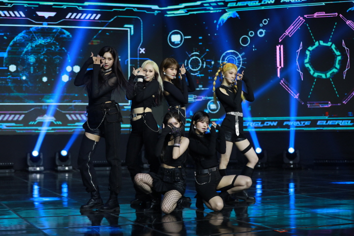 미니앨범  'Return of The Girl' 발매 쇼케이스 '타이틀곡 'Pirate' 무대 (2021)