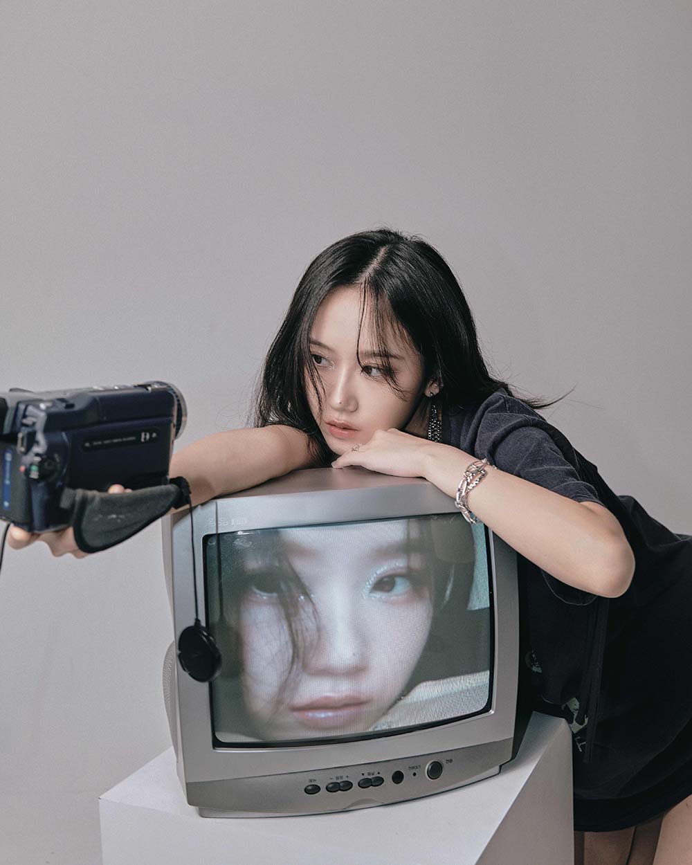 미니 2집 ‘Fake Happy' (2024)