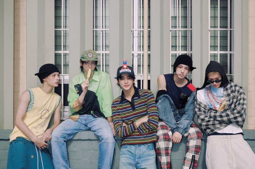 데뷔 앨범 ‘COLOR OUTSIDE THE LINES’ 콘셉트 사진(2025)